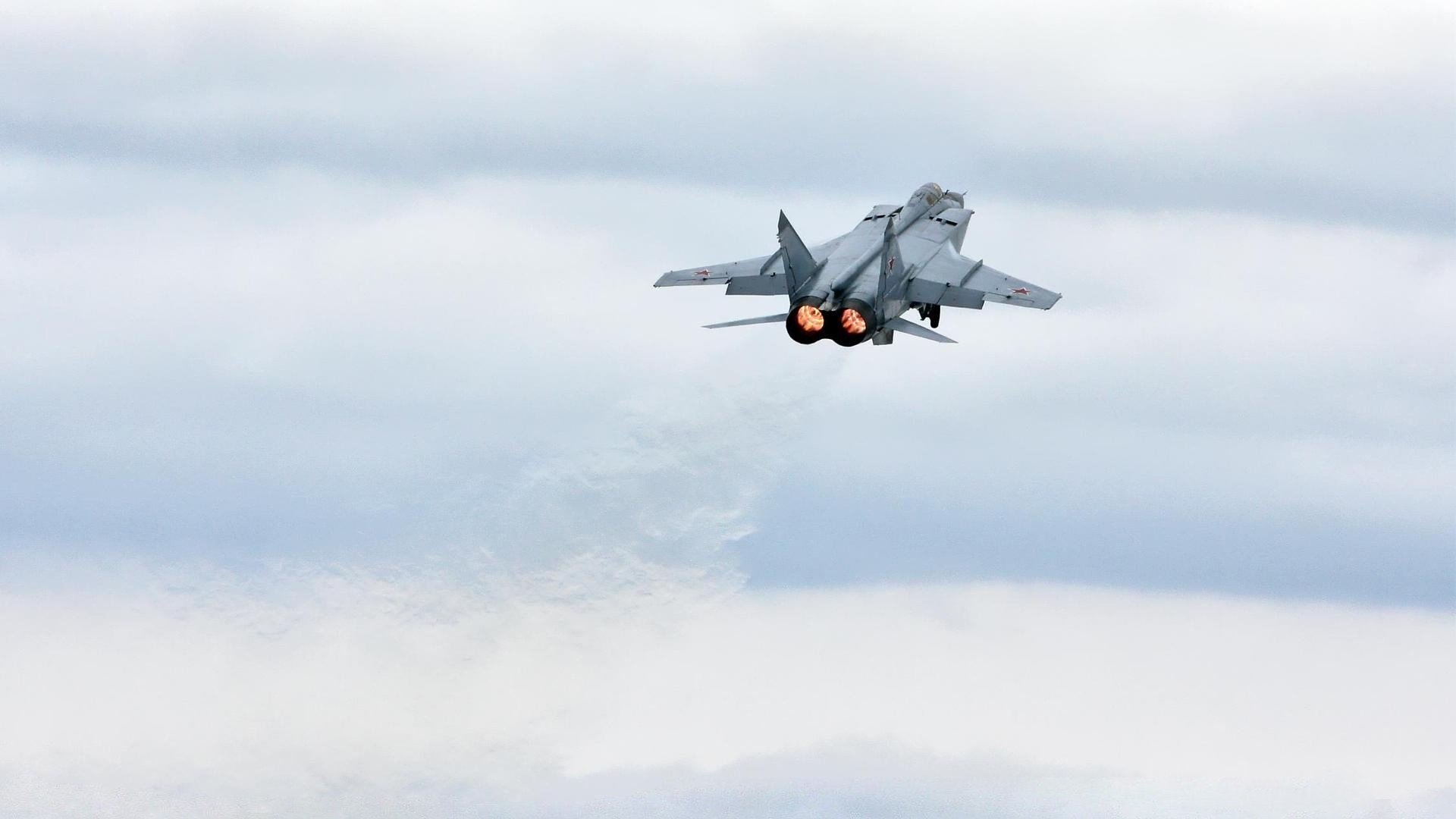 中国男篮年轻球员表现突出 未来发展潜力巨大，中国年轻男篮球运动员